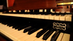 hammond b3 victor piano and organs